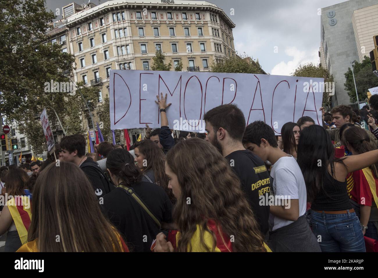 Des milliers d'étudiants marchent paisiblement dans les rues de Barcelone, le 28 septembre 2017, dans une manifestation pro-référendaire dans le cadre de la "mobilisation permanente" des séparatistes catalans, trois jours avant le référendum sur l'indépendance interdit par la justice espagnole. (Photo de Guillaume Pinon/NurPhoto) Banque D'Images