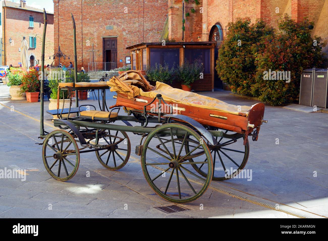 Ancienne civière de 1910 de la Croix-Rouge italienne Banque D'Images