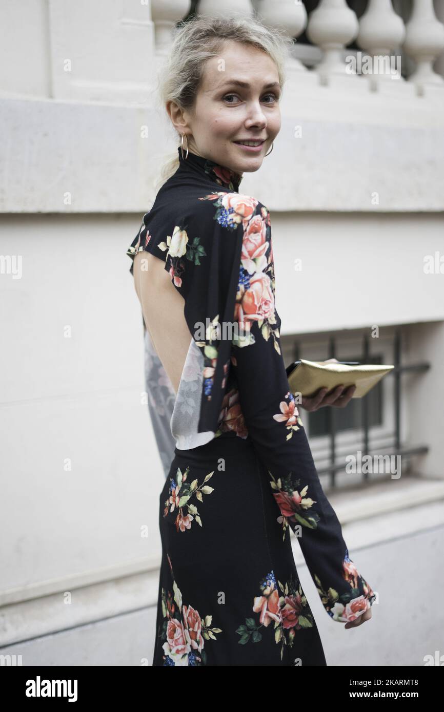 Olga Karput vu dans les rues de Paris pendant la semaine de la mode de Paris sur 1 octobre 2017 à Paris, France. (Photo de Nataliya Petrova/NurPhoto) Banque D'Images