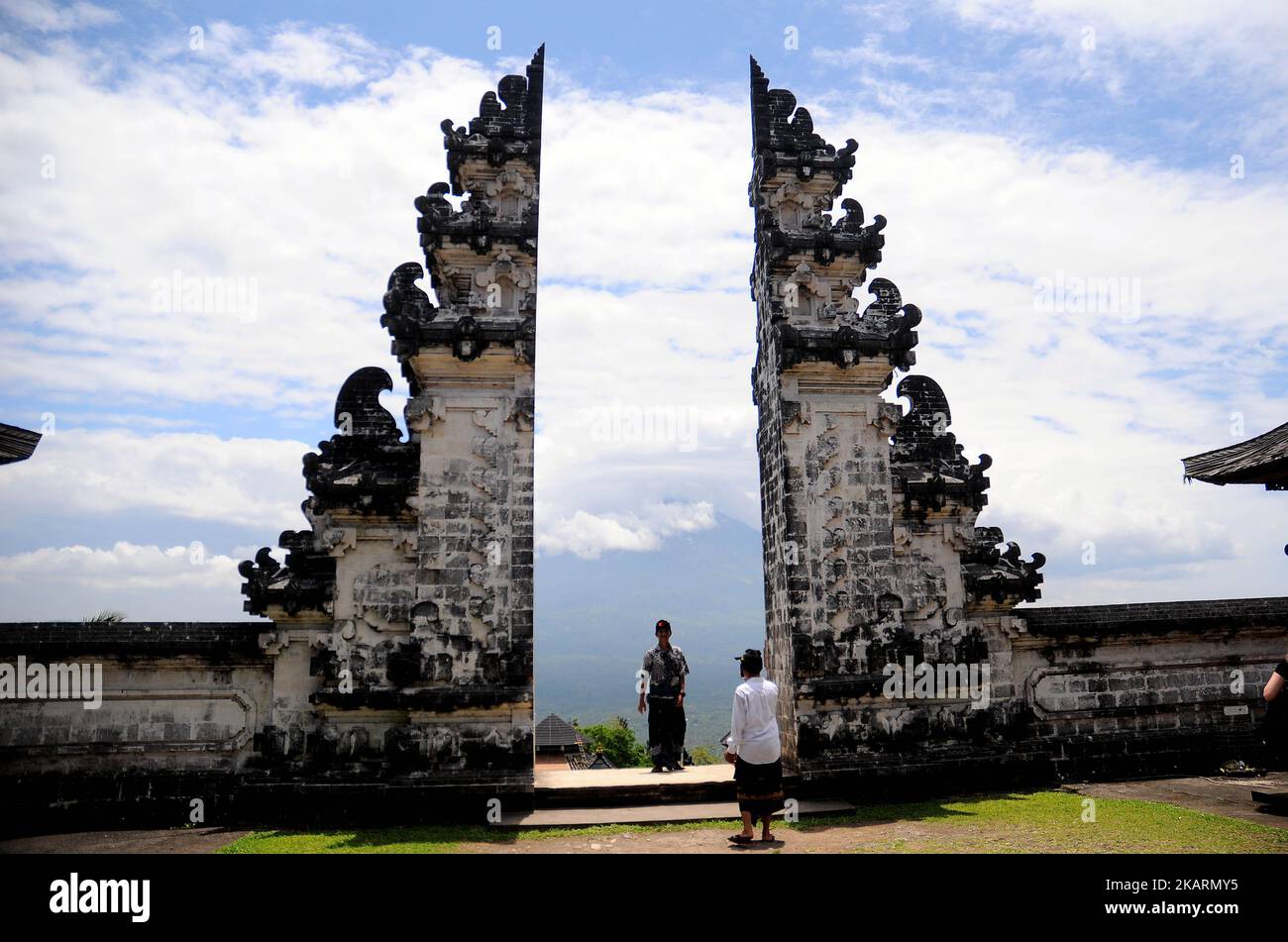 BALI, INDONÉSIE, OCTOBRE-3 : les résidents sont sur le point d'effectuer une cérémonie de prière à Pura Madya Lempuyang, Karangasem, Bali, le 03,2017 octobre. Le statut du Mont Agung est toujours alerte ne désagite pas l'intention des gens de prier dans le ciel du temple. En plus de demander leur sécurité et leur famille, ils demandent aussi la sécurité de la menace de l'éruption du mont Agung. Dasril Roszandi (photo de Dasril Roszandi/NurPhoto) Banque D'Images