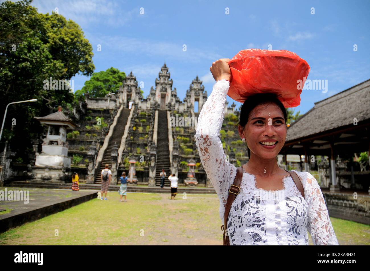 BALI, INDONÉSIE, OCTOBRE-3 : les résidents sont sur le point d'effectuer une cérémonie de prière à Pura Madya Lempuyang, Karangasem, Bali, le 03,2017 octobre. Le statut du Mont Agung est toujours alerte ne désagite pas l'intention des gens de prier dans le ciel du temple. En plus de demander leur sécurité et leur famille, ils demandent aussi la sécurité de la menace de l'éruption du mont Agung. Dasril Roszandi (photo de Dasril Roszandi/NurPhoto) Banque D'Images