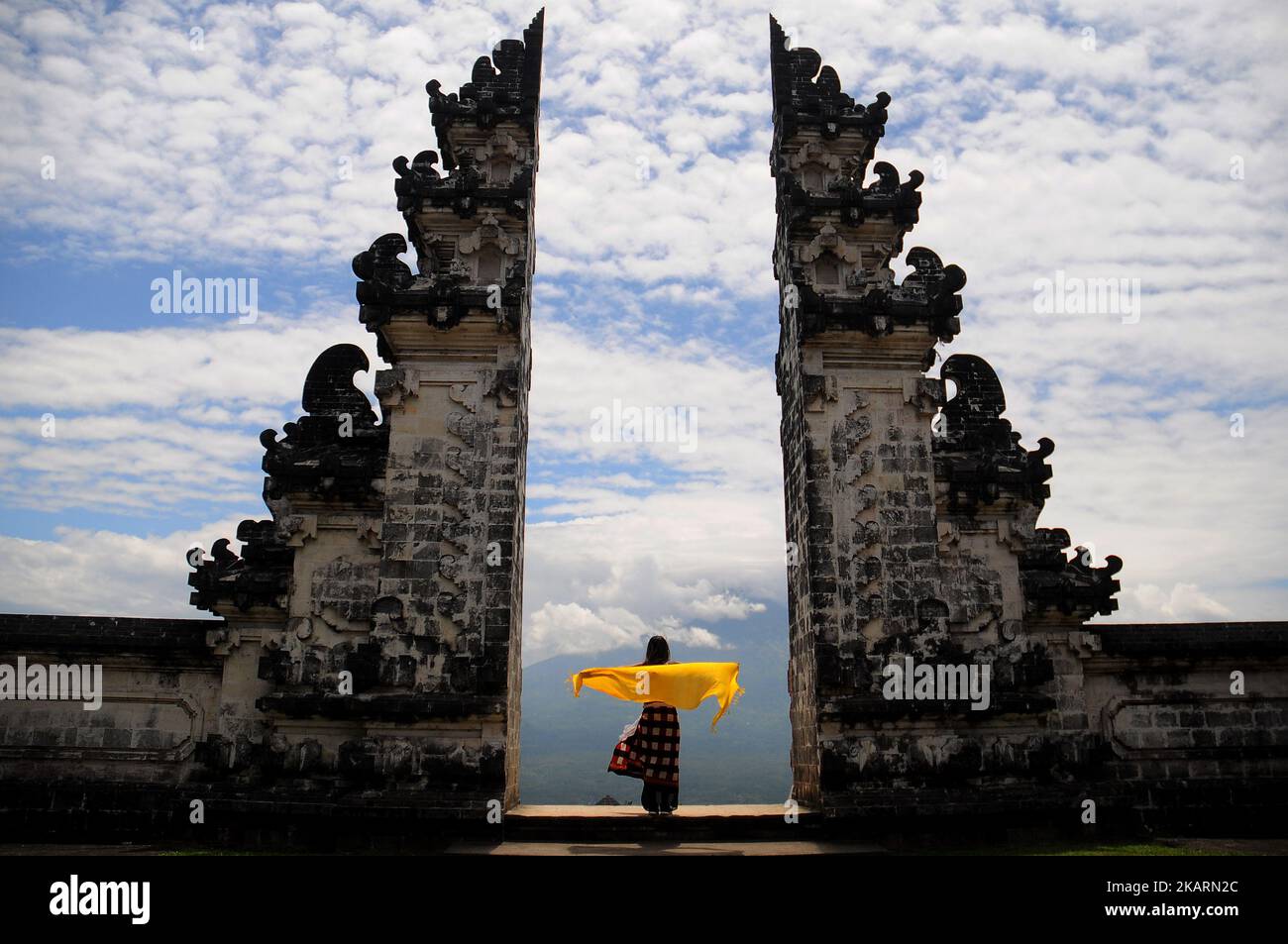 BALI, INDONÉSIE, OCTOBRE-03 : les touristes allemands se sont tenus à la porte de Pura Sad Kahyangan Lempuyang Luhur avec le fond du mont Agung à Karangasem, Bali, le 03,2017 octobre. Le Bureau central de statistique de l'Indonésie a déclaré que le statut d'alerte du Mont Agung devrait affecter le nombre de touristes étrangers visitant la période de septembre, mais la baisse du nombre de visites touristiques n'est pas significative. Dasril Roszandi (photo de Dasril Roszandi/NurPhoto) Banque D'Images