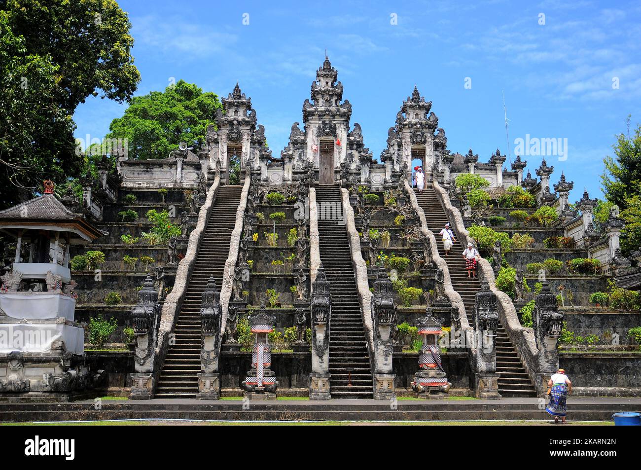 BALI, INDONÉSIE, OCTOBRE-3 : les résidents sont sur le point d'effectuer une cérémonie de prière à Pura Madya Lempuyang, Karangasem, Bali, le 03,2017 octobre. Le statut du Mont Agung est toujours alerte ne désagite pas l'intention des gens de prier dans le ciel du temple. En plus de demander leur sécurité et leur famille, ils demandent aussi la sécurité de la menace de l'éruption du mont Agung. Dasril Roszandi (photo de Dasril Roszandi/NurPhoto) Banque D'Images