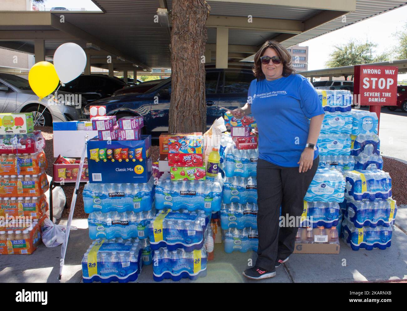 Une femme fait partie des dons pour des bénévoles, des travailleurs d'hôpitaux et des donneurs de sang à Las Vegas, Nevada, sur 3 octobre 2017, après qu'un homme armé ait tué 58 personnes et blessé plus de 500 autres personnes, avant de prendre sa propre vie, lorsqu'il a ouvert le feu d'un hôtel lors d'un festival de musique country. La police a déclaré que l'homme armé, un habitant local de 64 ans nommé Stephen Paddock, avait été tué après qu'une équipe SWAT ait répondu à des rapports faisant état de plusieurs coups de feu depuis le 32nd étage de la baie Mandalay, un hôtel-casino à côté de la salle de concert. (Photo par Emily Molli/NurPhoto) Banque D'Images