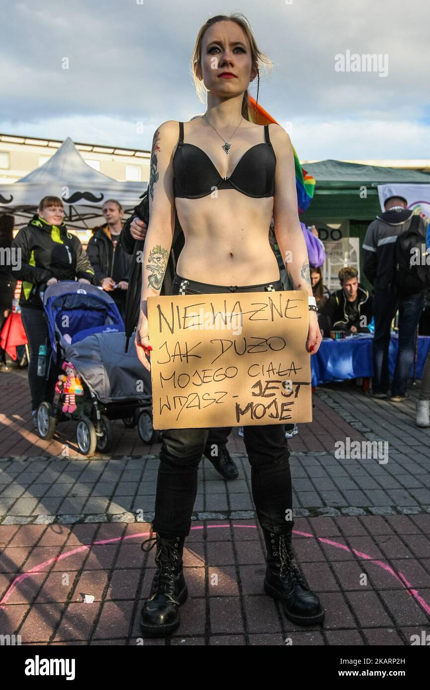 Femme dans la bannière de soutien-gorge, qui parle - peu importe combien mon corps vous pouvez voir - c'est le mien - est vu à Gdansk, Pologne le 3 octobre 2017 la démonstration, organisée par le groupe Ratujmy Kobpity (Save Women), vise à montrer le parti au pouvoir PiS , Que le mouvement des droits des femmes reste vivant et fort et continuera de s'opposer aux plans visant à interdire totalement l'avortement en Pologne. (Photo de Michal Fludra/NurPhoto) Banque D'Images