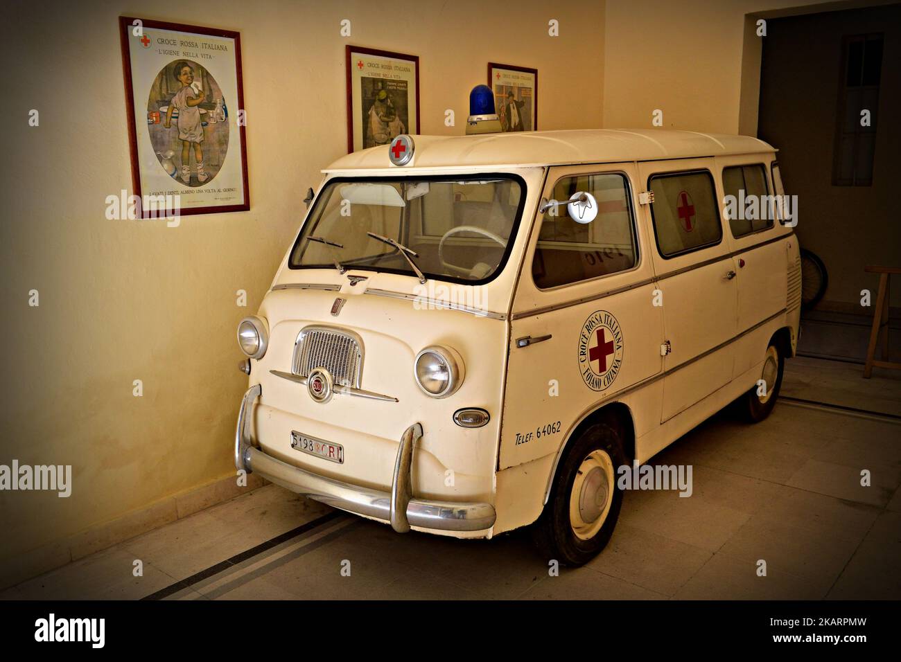 Ambulance historique de 1950 de la Croix-Rouge italienne Banque D'Images