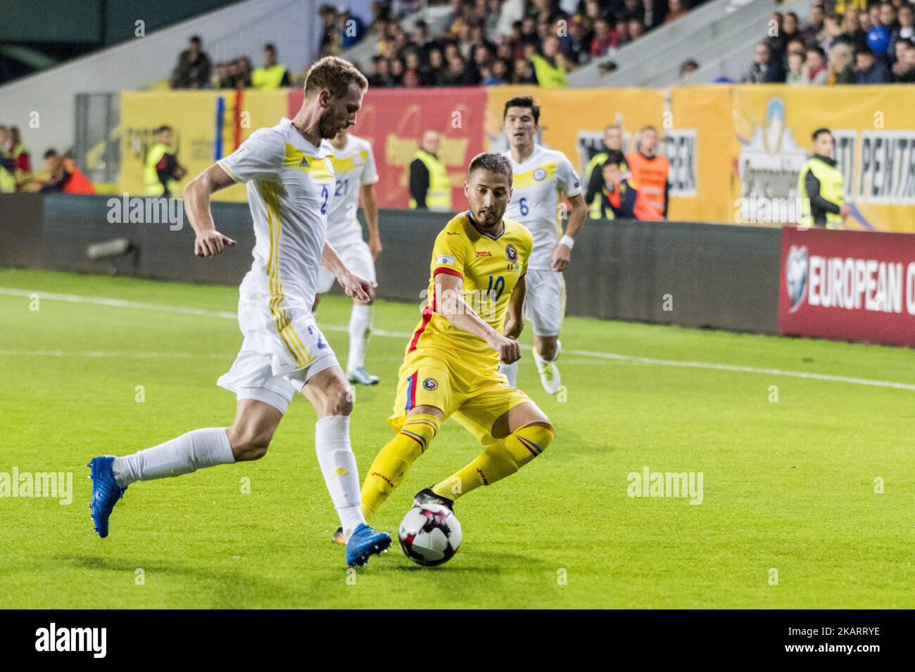 Gheorghe Grozav #10 (Roumanie) et Serhiy Malyi #2 (Kazakhstan) pendant la campagne de qualification de coupe du monde 2018 match entre la Roumanie et le Kazakhstan au stade Ilie Oana à Ploiesti, Roumanie sur 5 octobre 2017. (Photo de Catalin Soare/NurPhoto) Banque D'Images