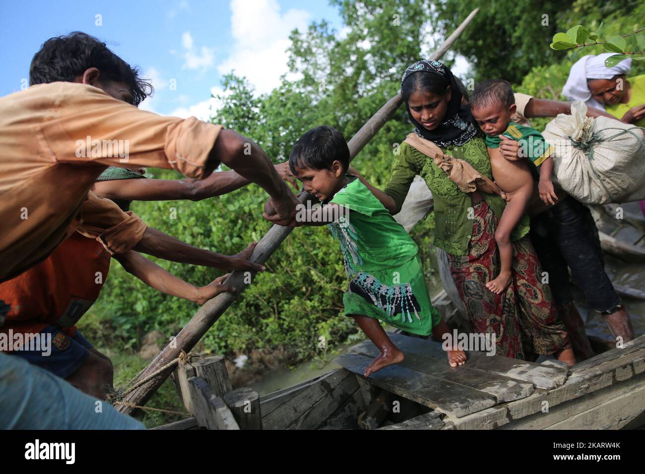 Les musulmans Rohingya ont fui les opérations militaires en cours dans l'État de Rakhine en Birmanie en traversant de l'eau boueuse après avoir traversé la frontière entre le Bangladesh et le Myanmar pour atteindre Teknaff, au Bangladesh, sur 08 octobre 2017. Le Bangladesh a l'un des plus grands camps de réfugiés au monde pour accueillir les 800 000 000 musulmans Rohingya qui ont demandé l'asile de la violence au Myanmar. (Photo de Zakir Hossain Chowdhury/NurPhoto) Banque D'Images