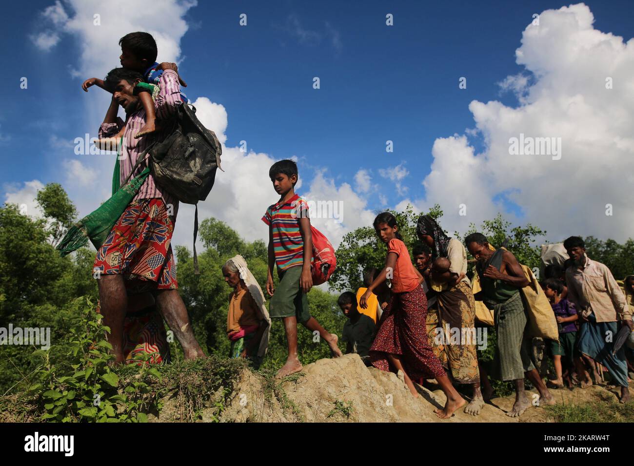 Les musulmans Rohingya ont fui les opérations militaires en cours dans l'État de Rakhine en Birmanie en traversant de l'eau boueuse après avoir traversé la frontière entre le Bangladesh et le Myanmar pour atteindre Teknaff, au Bangladesh, sur 08 octobre 2017. Le Bangladesh a l'un des plus grands camps de réfugiés au monde pour accueillir les 800 000 000 musulmans Rohingya qui ont demandé l'asile de la violence au Myanmar. (Photo de Zakir Hossain Chowdhury/NurPhoto) Banque D'Images