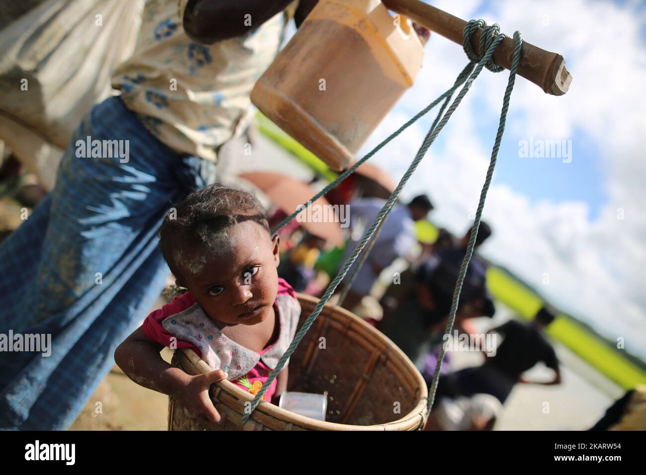 Les musulmans Rohingya ont fui les opérations militaires en cours dans l'État de Rakhine en Birmanie en traversant de l'eau boueuse après avoir traversé la frontière entre le Bangladesh et le Myanmar pour atteindre Teknaff, au Bangladesh, sur 08 octobre 2017. Le Bangladesh a l'un des plus grands camps de réfugiés au monde pour accueillir les 800 000 000 musulmans Rohingya qui ont demandé l'asile de la violence au Myanmar. (Photo de Zakir Hossain Chowdhury/NurPhoto) Banque D'Images