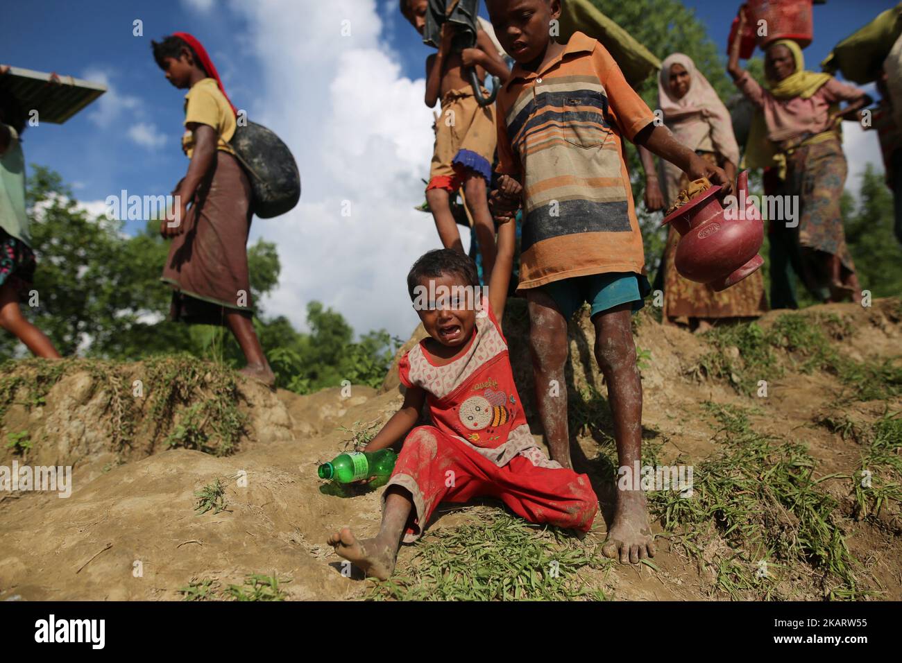 Les musulmans Rohingya ont fui les opérations militaires en cours dans l'État de Rakhine en Birmanie en traversant de l'eau boueuse après avoir traversé la frontière entre le Bangladesh et le Myanmar pour atteindre Teknaff, au Bangladesh, sur 08 octobre 2017. Le Bangladesh a l'un des plus grands camps de réfugiés au monde pour accueillir les 800 000 000 musulmans Rohingya qui ont demandé l'asile de la violence au Myanmar. (Photo de Zakir Hossain Chowdhury/NurPhoto) Banque D'Images