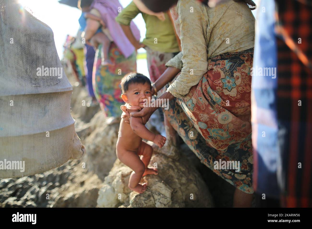 Les musulmans Rohingya ont fui les opérations militaires en cours dans l'État de Rakhine en Birmanie en traversant de l'eau boueuse après avoir traversé la frontière entre le Bangladesh et le Myanmar pour atteindre Teknaff, au Bangladesh, sur 08 octobre 2017. Le Bangladesh a l'un des plus grands camps de réfugiés au monde pour accueillir les 800 000 000 musulmans Rohingya qui ont demandé l'asile de la violence au Myanmar. (Photo de Zakir Hossain Chowdhury/NurPhoto) Banque D'Images