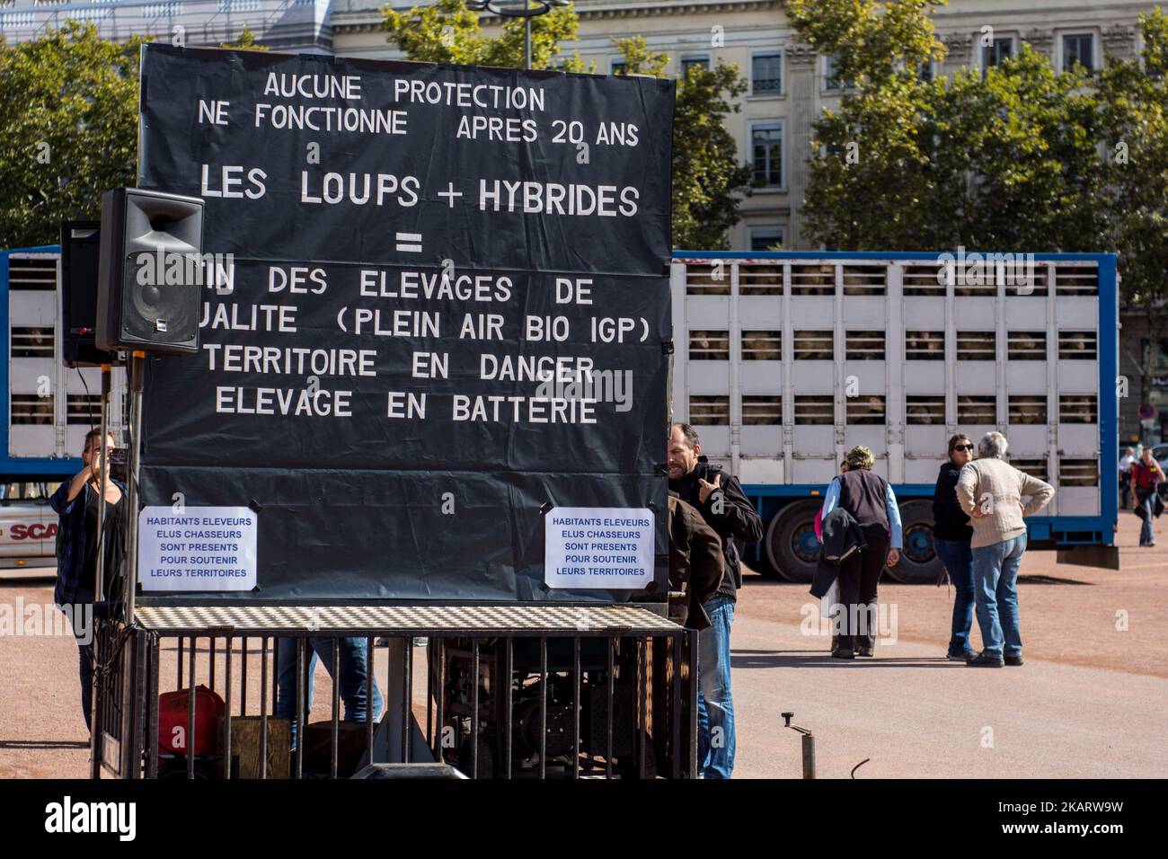 Les éleveurs français manifestent avec leurs animaux à Lyon, en France, sur 9 octobre 2017 pour attirer l'attention sur les attaques croissantes de loups contre les troupeaux de moutons et contre le « plan des loups » du ministère de l'Agriculture en 2018-2023. Le ministère français de l'Agriculture a dit vouloir arrêter les attaques, mais il n'a pas dit comment. Son nouveau « plan des loups » devrait être négocié et mis en place à partir du début de 2018. (Photo de Nicolas Liponne/NurPhoto) Banque D'Images