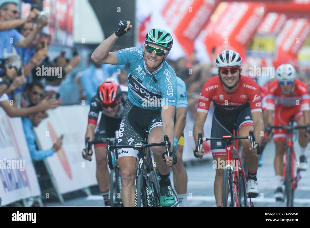 Sam Bennett de l'équipe Bora–Hansgrohe dans le Jersey leader Turquoise remporte la deuxième étape - les 206 km Turkish Airlines Kumluca à Fethiye de la 53e tournée présidentielle de vélo de Turquie 2017. Le mercredi 11 octobre 2017, à Fethiye, Turquie. Photo par Artur Widak Banque D'Images