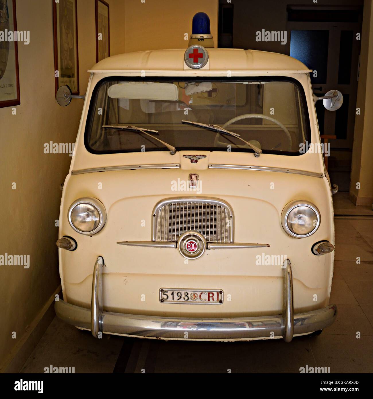 Ambulance historique de 1950 de la Croix-Rouge italienne Banque D'Images