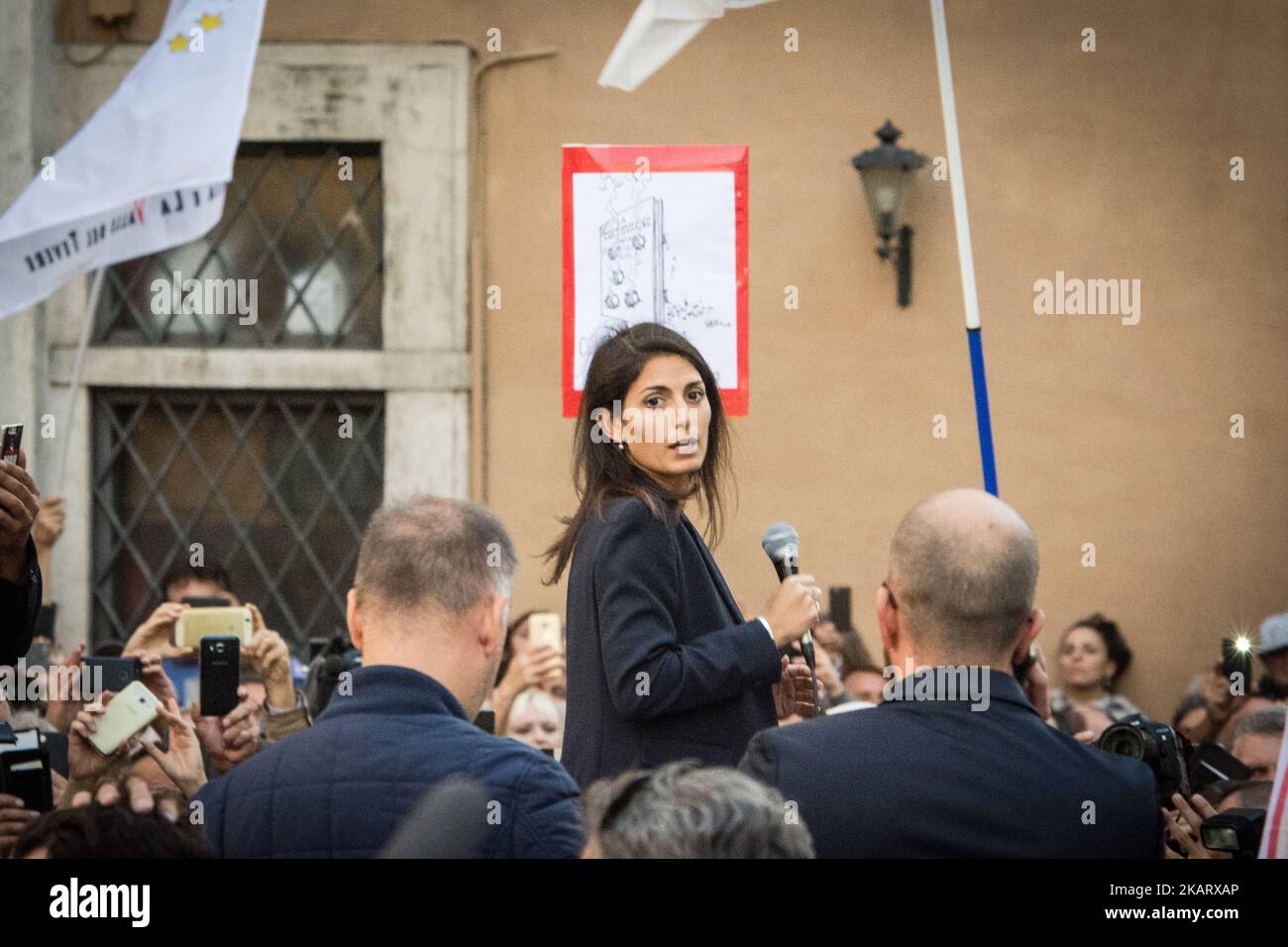 Le maire de Rome, Virginia Raggi, lors du mouvement anti-establishment 5 étoiles (M5S), proteste devant la Chambre basse contre la décision du gouvernement de soumettre un projet de loi pour une nouvelle loi électorale aux votes de confiance, à Rome, en Italie, sur 12 octobre 2017. (Photo par Andrea Ronchini/NurPhoto) Banque D'Images