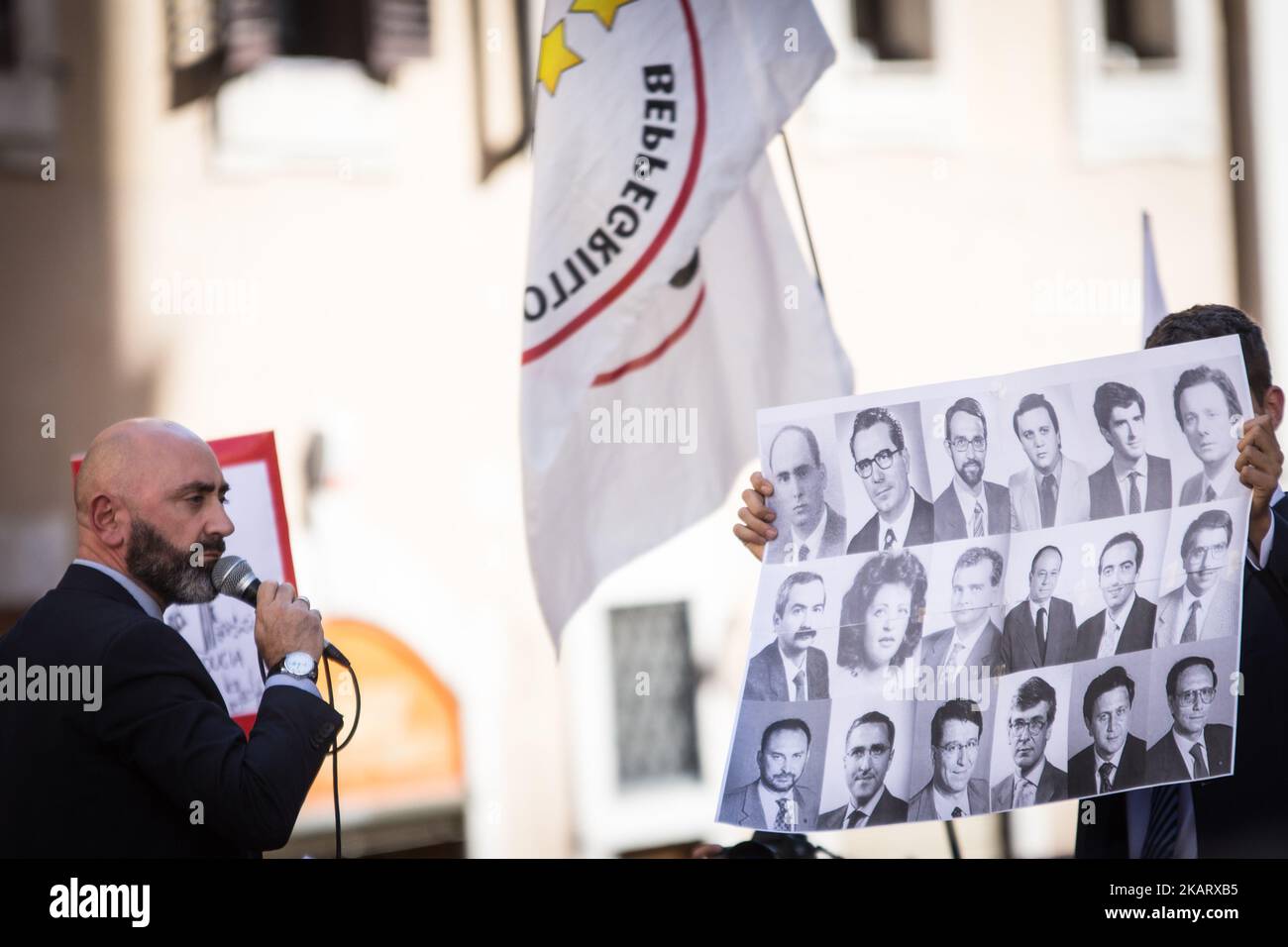 Stefano Lucidi pendant le mouvement anti-establishment 5 étoiles (M5S) proteste devant la Chambre basse contre la décision du gouvernement de mettre un projet de loi pour une nouvelle loi électorale aux votes de confiance, à Rome, Italie sur 12 octobre 2017 (photo par Andrea Ronchini/NurPhoto) Banque D'Images