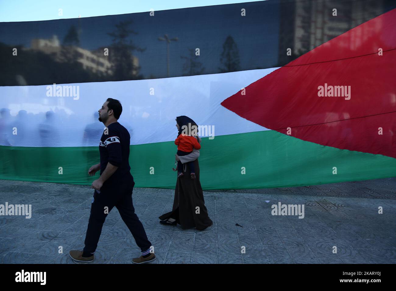 La jeunesse palestinienne se pose devant son drapeau national lors des célébrations à Gaza, après que les factions palestiniennes rivales du Hamas et du Fatah aient conclu un accord sur la fin d'une scission de dix ans à la suite de négociations menées par l'Égypte sur le 12 octobre 2017. (Photo de Majdi Fathi/NurPhoto) Banque D'Images