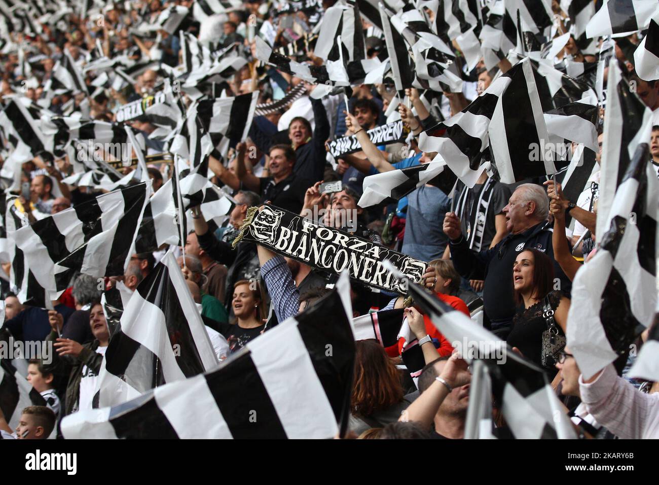Juventus supporters lors de la série Un match de football n.8 JUVENTUS - LAZIO le 14/10/2017 au stade Allianz de Turin, Italie. (Photo de Matteo Bottanelli/NurPhoto) Banque D'Images Juventus supporters lors de la série Un match de football n.8 JUVENTUS - LAZIO le 14/10/2017 au stade Allianz de Turin, Italie. (Photo de Matteo Bottanelli/NurPhoto) Banque D'Images