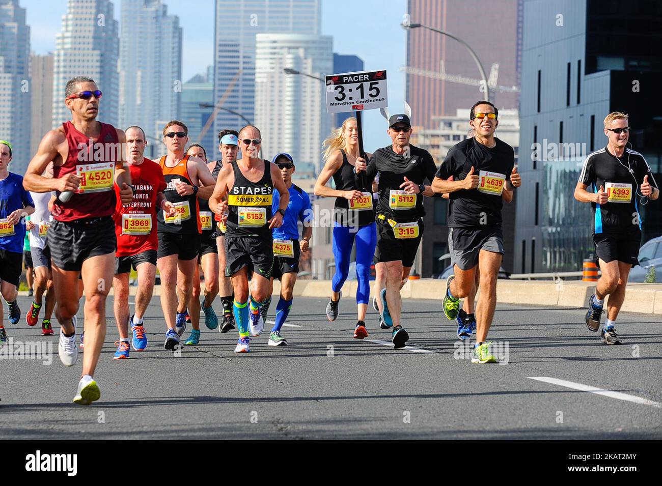 Les coureurs participent aux courses du Marathon riverain de Toronto de la Banque Scotia sur 22 octobre 2017, à Toronto, au Canada. Plus de 25 000 personnes ont couru dans trois Marathon riverain de Toronto de la Banque Scotia. (Photo par Anatoliy Cherkasov/NurPhoto) Banque D'Images