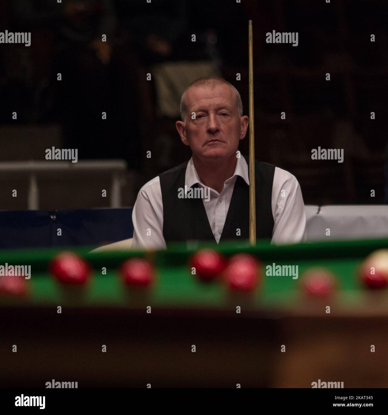 Steve Davis, de la Grande-Bretagne, contre Mark J. Williams, du pays de Galles, lors du gala Snooker sur 23 octobre 2017 à Budapest, en Hongrie. (Photo de Robert Szaniszló/NurPhoto) Banque D'Images