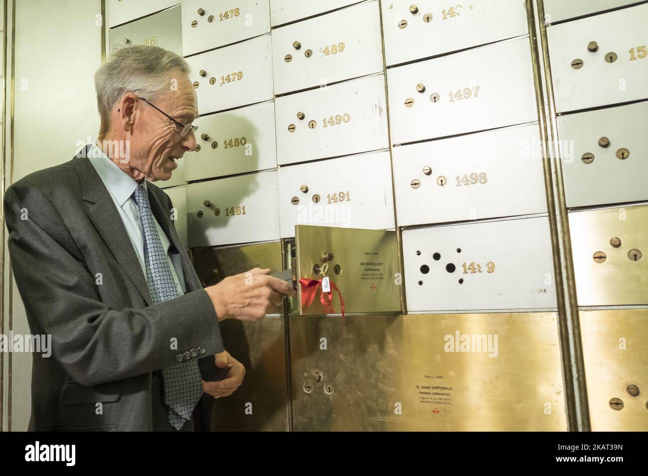 L'historien britannique John Elliot laisse son héritage personnel à la case de sécurité numéro 1492 dans 'Caja de las Letras' (boîte de lettres) la chambre de sécurité de l'Institut Cervantes à Madrid, Espagne, 24 octobre 2017. La boîte numéro 1492 sera fermée jusqu'en 2037 (photo d'Oscar Gonzalez/NurPhoto) Banque D'Images