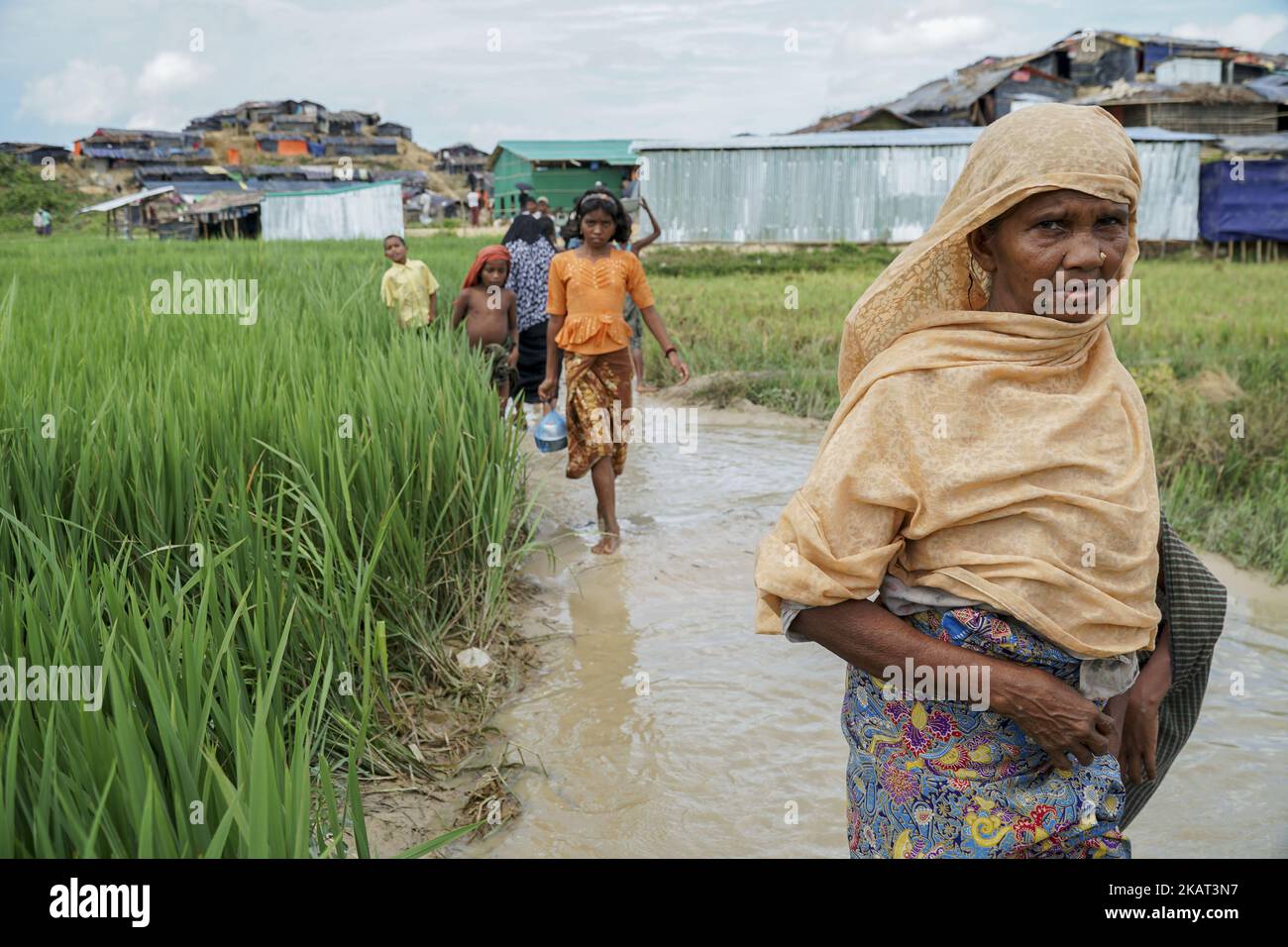 Les réfugiés de Rohingya vivent au camp de Moiner Ghona le 17 octobre 2017. Le camp de Moiner Ghona est un camp de réfugiés de Rohingya près de la frontière terrestre du Bangladesh et du Myanmar. De plus en plus, Rohingya continue de traverser la frontière bangladaise par terre et par mer, et près d'un million d'entre eux ont fui les persécutions du Myanmar jusqu'à présent. (Photo par Jade Sacker/NurPhoto) Banque D'Images