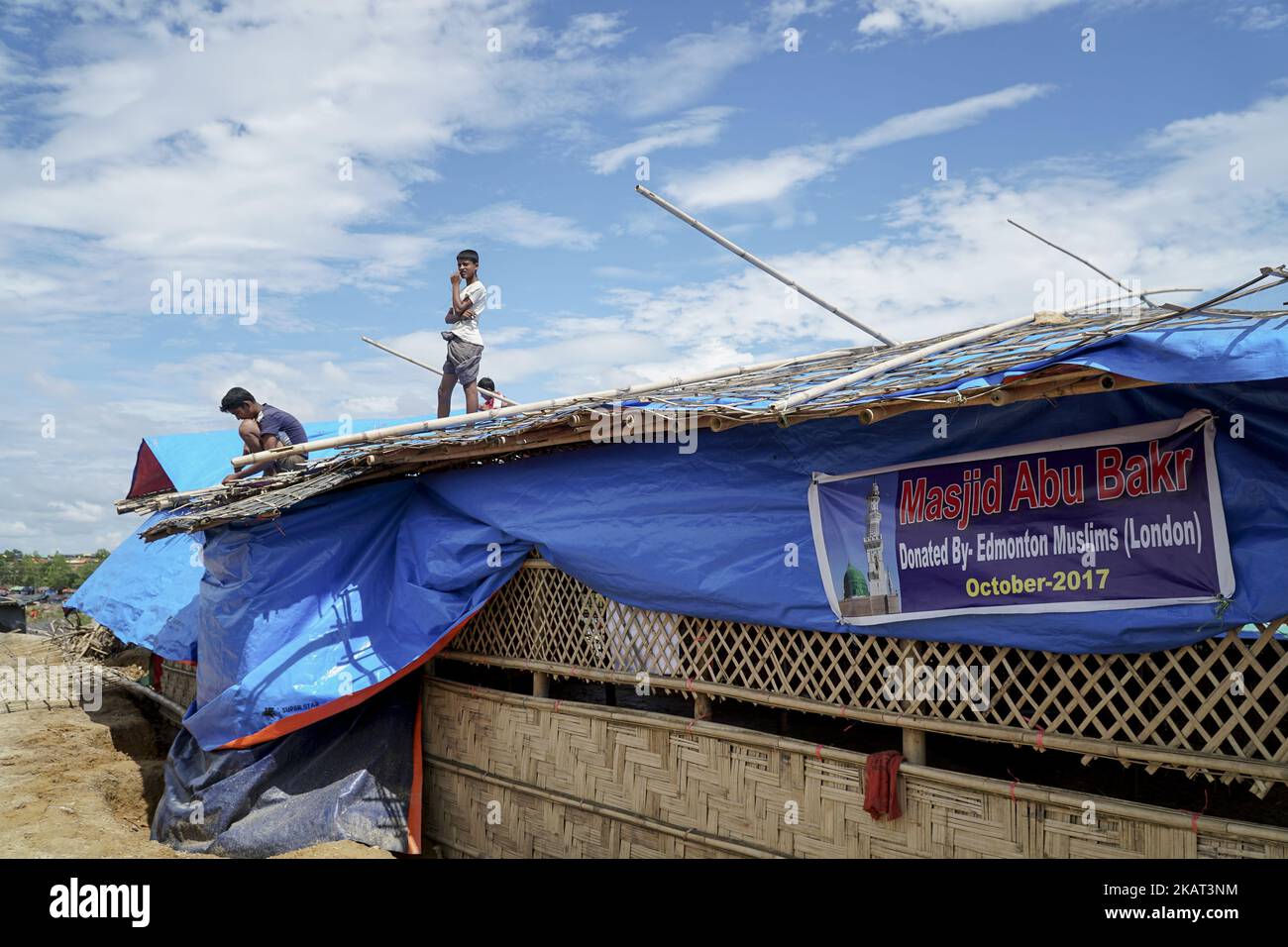 Les réfugiés de Rohingya vivent au camp de Moiner Ghona le 17 octobre 2017. Le camp de Moiner Ghona est un camp de réfugiés de Rohingya près de la frontière terrestre du Bangladesh et du Myanmar. De plus en plus, Rohingya continue de traverser la frontière bangladaise par terre et par mer, et près d'un million d'entre eux ont fui les persécutions du Myanmar jusqu'à présent. (Photo par Jade Sacker/NurPhoto) Banque D'Images
