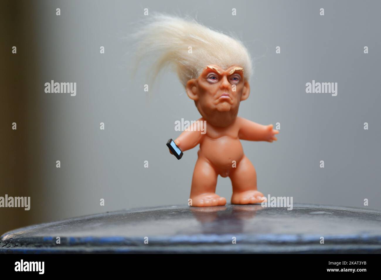 Une poupée en vinyle qui présente le président Donald Trump, fabriqué par un ancien sculpteur pour Disney, Chuck Williams, peut être vu et acheté à la Galerie d'art Balla Ban dans le centre-ville de Dublin. Le mercredi 25 octobre 2017, à Dublin, Irlande. Photo par Artur Widak Banque D'Images