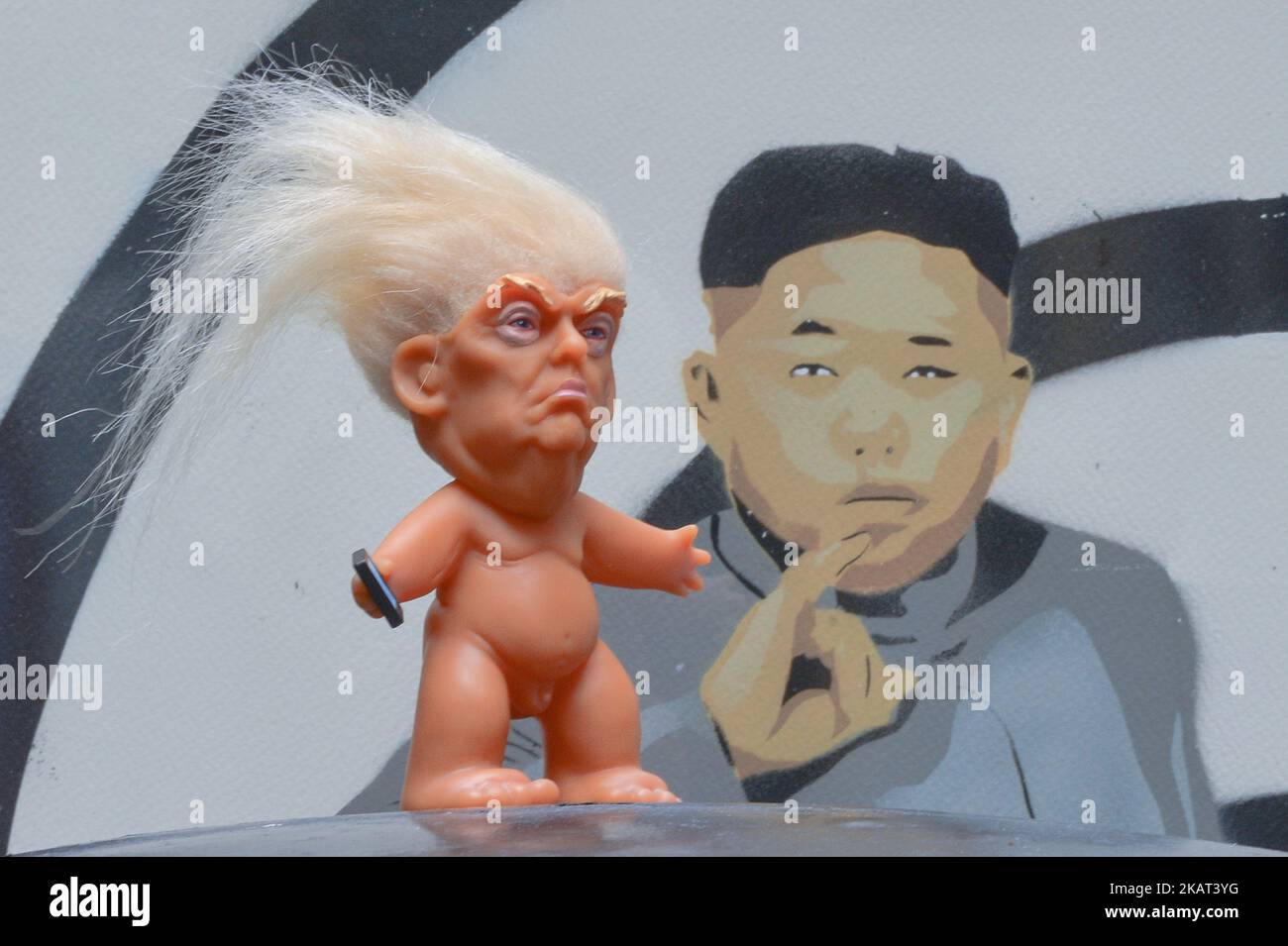 Une poupée en vinyle qui présente le président Donald Trump, fabriqué par un ancien sculpteur pour Disney, Chuck Williams, placé près d'un tableau satirique du chef suprême de la Corée du Nord, Kim Jong-un, peint par l'artiste irlandais Solus. Les poupées Donald Trump Troll peuvent être vues et achetées à la Galerie d'art Balla Ban dans le centre-ville de Dublin. Le mercredi 24 octobre 2017, à Dublin, Irlande. Photo par Artur Widak Banque D'Images