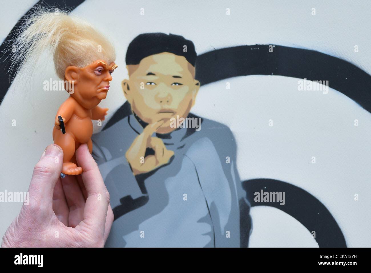 Une poupée en vinyle qui présente le président Donald Trump, fabriqué par un ancien sculpteur pour Disney, Chuck Williams, placé près d'un tableau satirique du chef suprême de la Corée du Nord, Kim Jong-un, peint par l'artiste irlandais Solus. Les poupées Donald Trump Troll peuvent être vues et achetées à la Galerie d'art Balla Ban dans le centre-ville de Dublin. Le mercredi 24 octobre 2017, à Dublin, Irlande. Photo par Artur Widak Banque D'Images