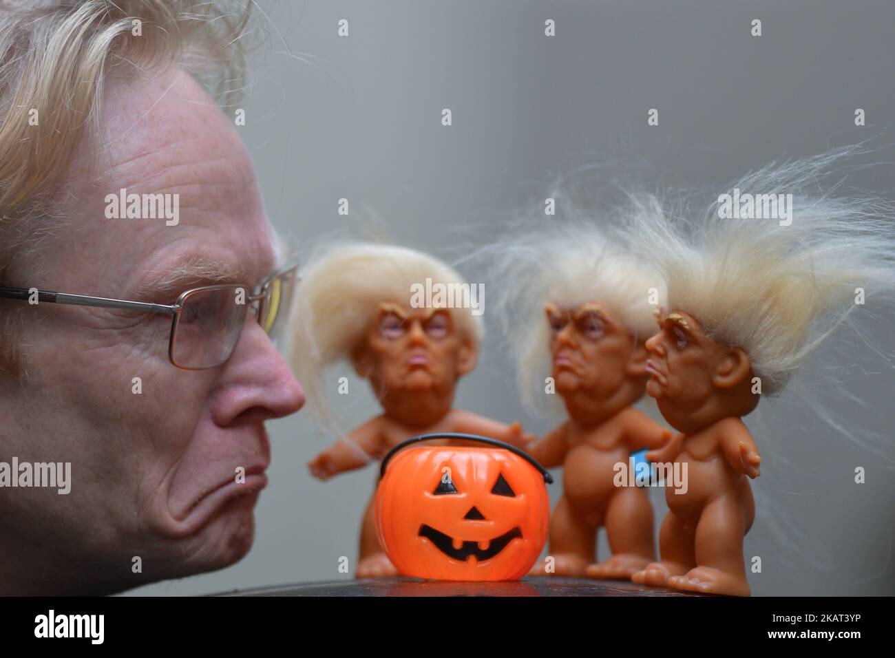 Le propriétaire de la galerie Frank O'dea avec trois poupées en vinyle qui présentent le président Donald Trump, fabriqué par un ancien sculpteur pour Disney, Chuck Williams. Les poupées Donald Trump Troll peuvent être vues et achetées à la galerie d'art Balla Ban dans le centre-ville de Dublin, avant Halloween. Le mercredi 24 octobre 2017, à Dublin, Irlande. Photo par Artur Widak Banque D'Images