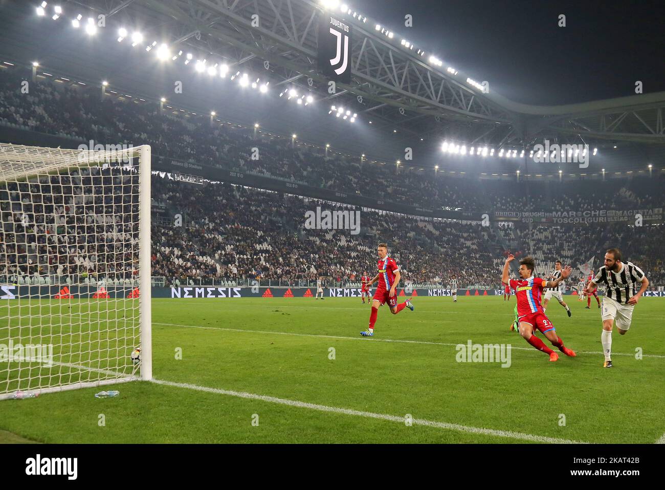 Gonzalo Higuain (Juventus FC) marque le but par la suite annulé par l'arbitre pendant le Serie Un match de football entre Juventus FC et S.P.A.L. 2013 le 25 octobre 2017 au stade Allianz de Turin, Italie. (Photo par Massimiliano Ferraro/NurPhoto) Banque D'Images