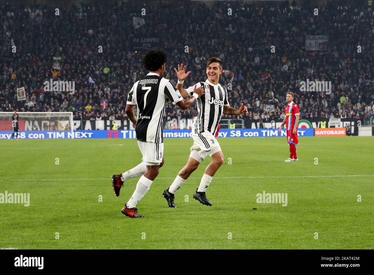 Juan Cuadrado (Juventus FC) célèbre après avoir obtenu des scores lors du match de football Serie A entre Juventus FC et S.P.A.L. 2013 le 25 octobre 2017 au stade Allianz de Turin, Italie. (Photo par Massimiliano Ferraro/NurPhoto) Banque D'Images