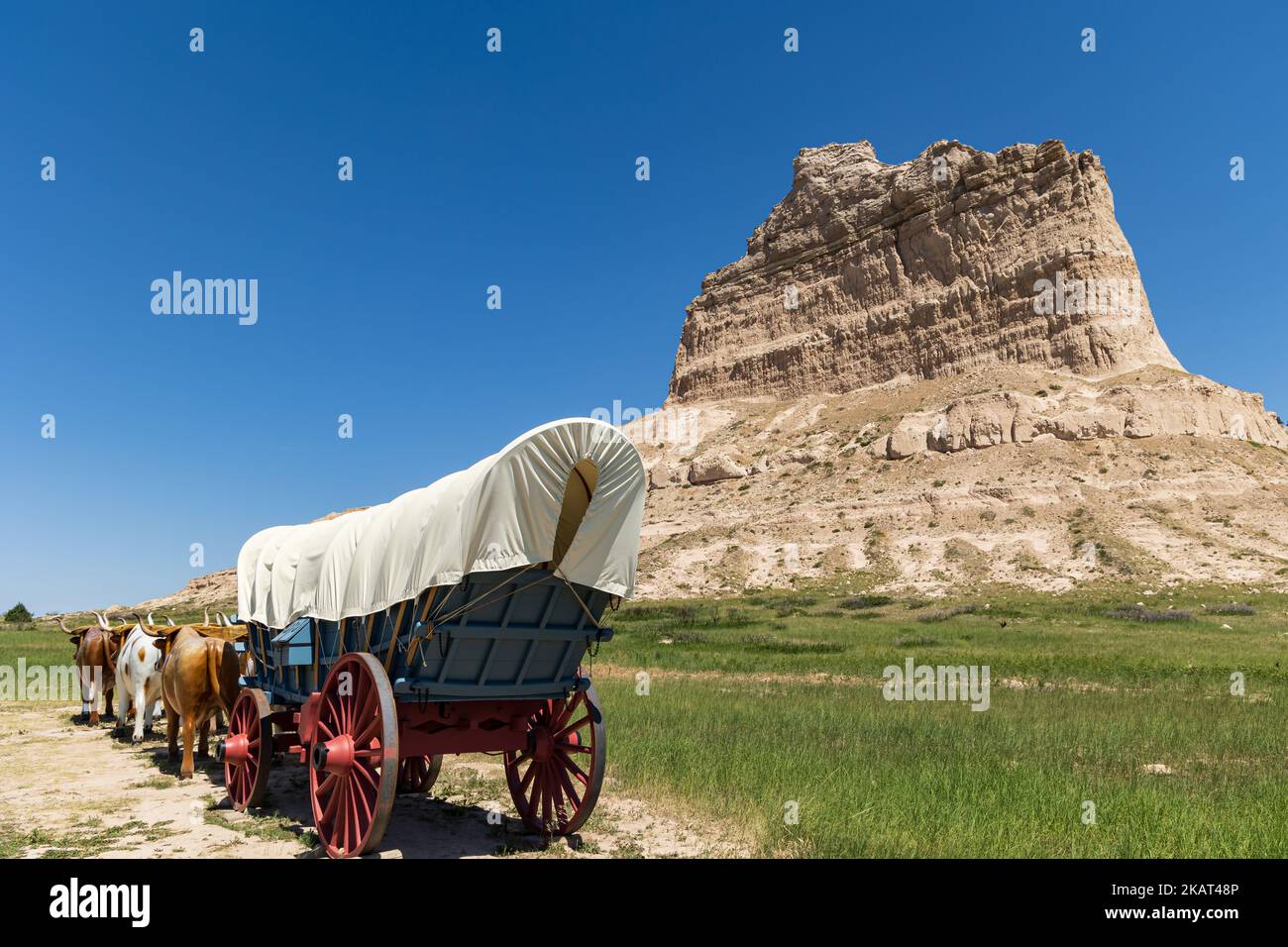 Chariot couvert devant le monument national Scotts Bluff, Gering, Nebraska, États-Unis Banque D'Images