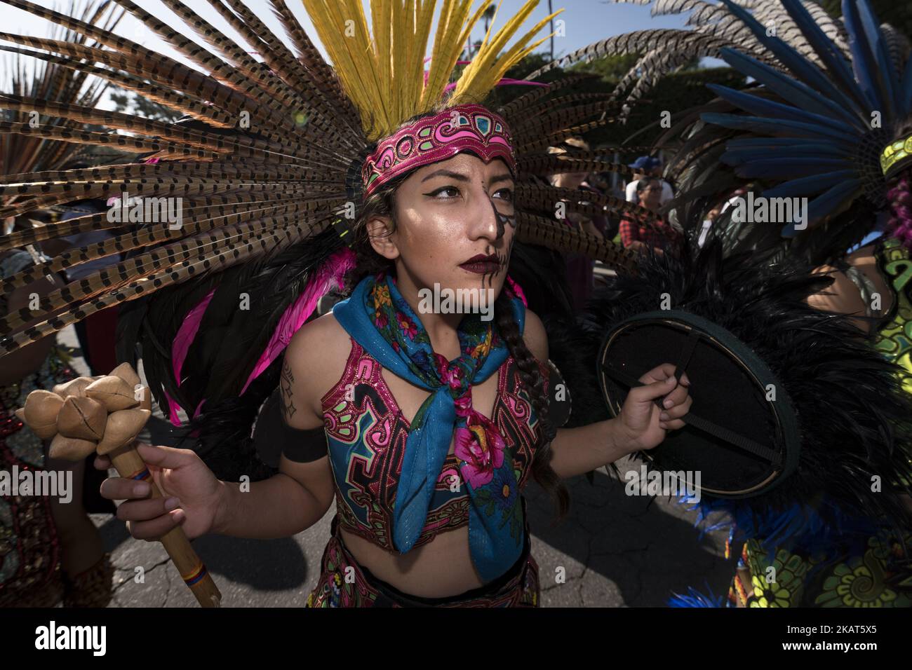 Danseur lors d'une procession au cimetière Hollywood Forever pour la célébration du Dia de los Muertos (jour des morts) à Los Angeles, Californie sur 28 octobre 2017. Le jour des morts a son origine au Mexique et est largement célébré par les Mexico-Américains comme un hommage à la vie des proches qui sont morts. (Photo de Ronen Tivony/NurPhoto) Banque D'Images