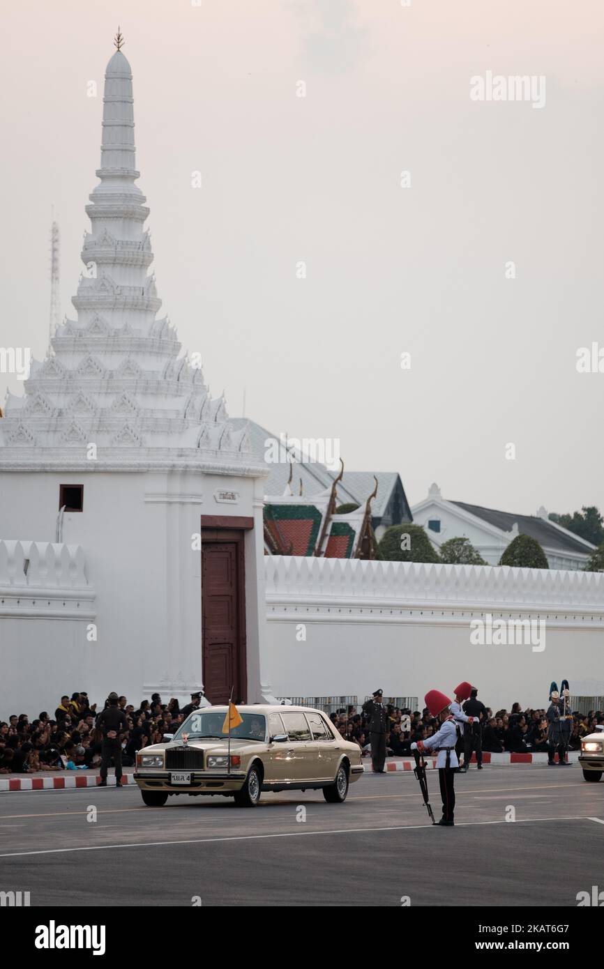 Les mouneurs attendent la crémation de la cereomie du roi thaïlandais Bhumiphol Adulyadej à Bangkok sur 26 octobre 2017 (photo de Thomas de Cian/NurPhoto) Banque D'Images