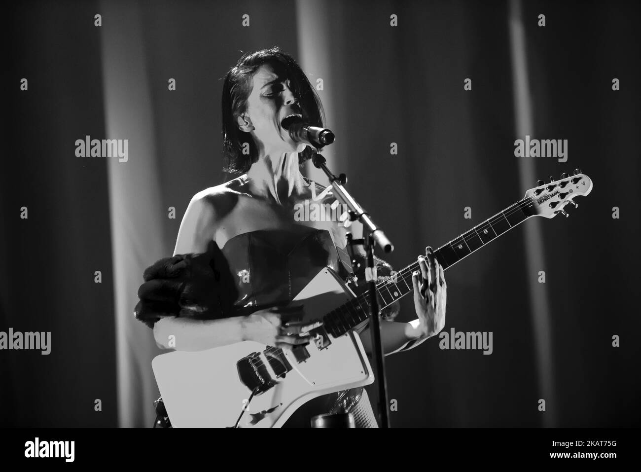 Le musicien américain St. Vincent joue en direct au O2 Academy Brixton, Londres on 17 octobre 2017. Anne Erin 'Annie' Clark (née 28 septembre 1982),[5][6] mieux connue par son nom de scène Saint Vincent, est une musicienne américaine, chanteuse-compositrice et multi-instrumentaliste. (Photo par Alberto Pezzali/NurPhoto) Banque D'Images