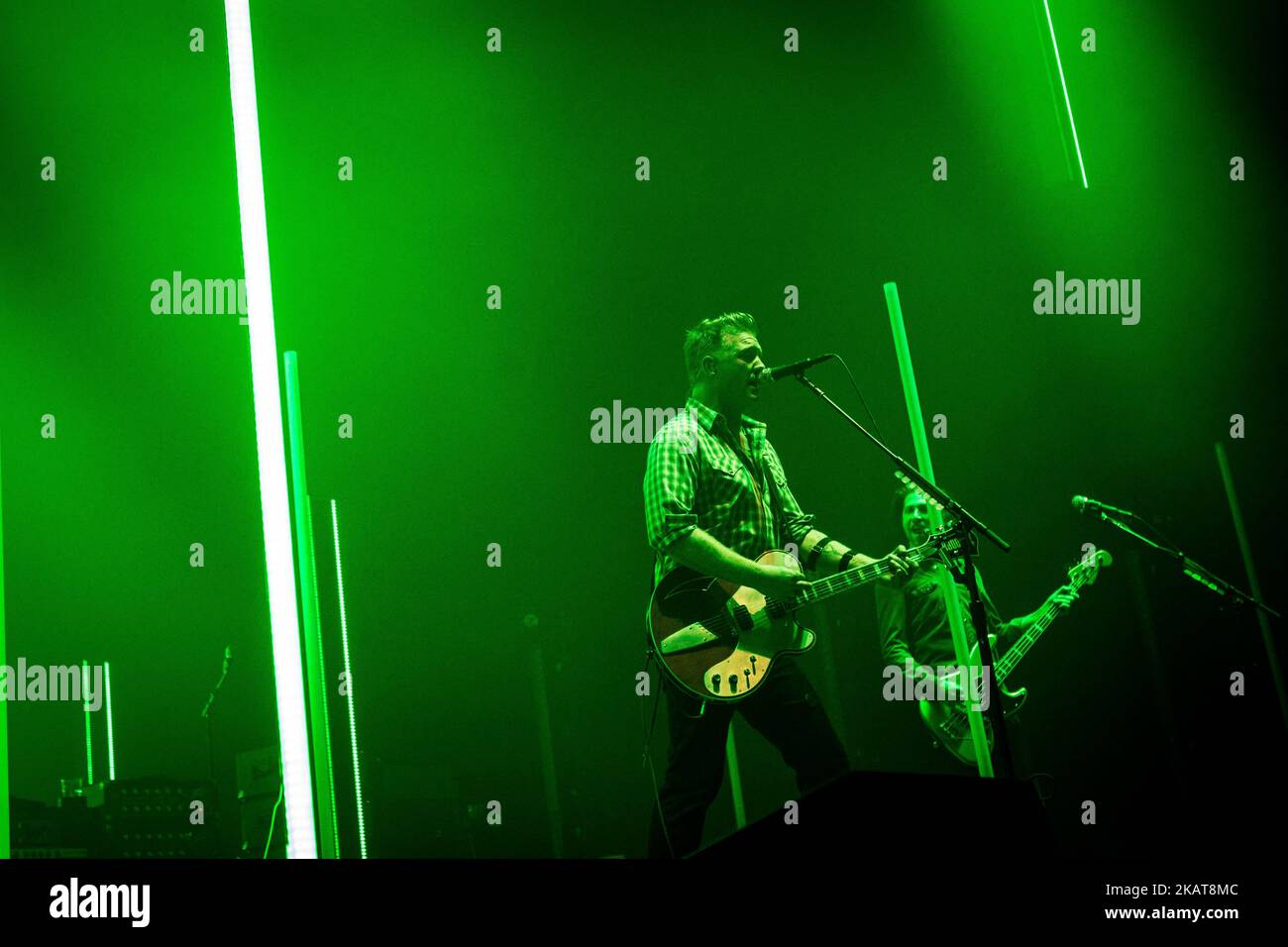 Josh Homme du groupe de rock américain Queens of the Stone Age se présentant en direct au stade Unipol de Bologne, en Italie, sur 4 novembre 2017. (Photo de Roberto Finizio/NurPhoto) Banque D'Images