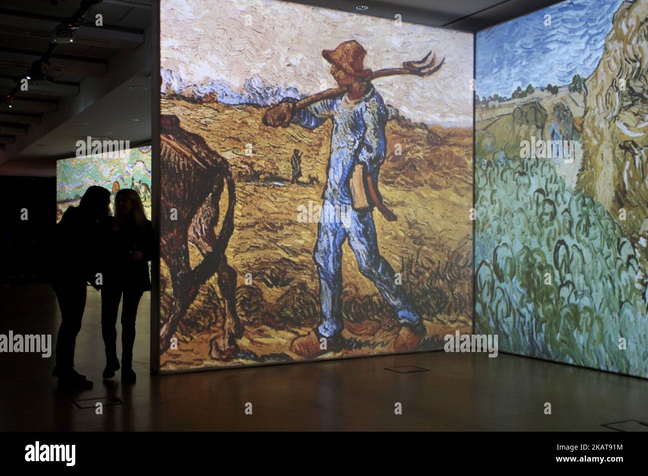 Exposition d'art multimédia intitulée Van Gogh Alive mettant en vedette l'œuvre du peintre néerlandais Vincent Van Gogh au Megaron Hall d'Athènes, Grèce sur 6 novembre 2017. L'exposition explore le travail de l'artiste à travers des peintures, des croquis et des images animées à travers des écrans géants, des murs et des planchers avec la technologie vidéo innovante. (Photo de Giorgos Georgiou/NurPhoto) Banque D'Images