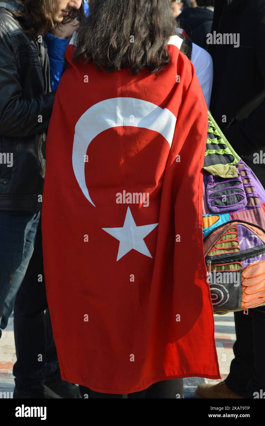 Une femme porte un drapeau turc alors que les gens visitent Anitkabir, le mausolée du fondateur et premier président de la Turquie moderne Mustafa Kemal Ataturk, pour commémorer le 79th anniversaire de sa mort à Ankara, Turquie sur 10 novembre 2017. Les citoyens turcs commémorent l'anniversaire de la mort d'Ataturk, le héros national de la Turquie moderne, décédé il y a 79 ans, à 9 h 05 sur 10 novembre 1938 à l'âge de 57 ans. (Photo par Altan Gocher/NurPhoto) Banque D'Images