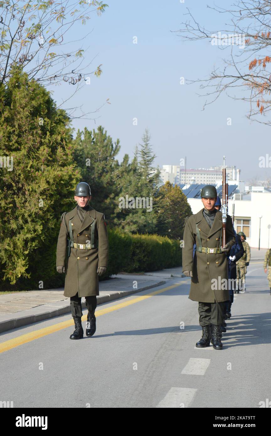 Les soldats turcs marchent à Anitkabir, le mausolée du fondateur et premier président de la Turquie moderne Mustafa Kemal Ataturk, pour commémorer le 79th anniversaire de sa mort à Ankara, Turquie sur 10 novembre 2017. Les citoyens turcs commémorent l'anniversaire de la mort d'Ataturk, le héros national de la Turquie moderne, décédé il y a 79 ans, à 9 h 05 sur 10 novembre 1938 à l'âge de 57 ans. (Photo par Altan Gocher/NurPhoto) Banque D'Images