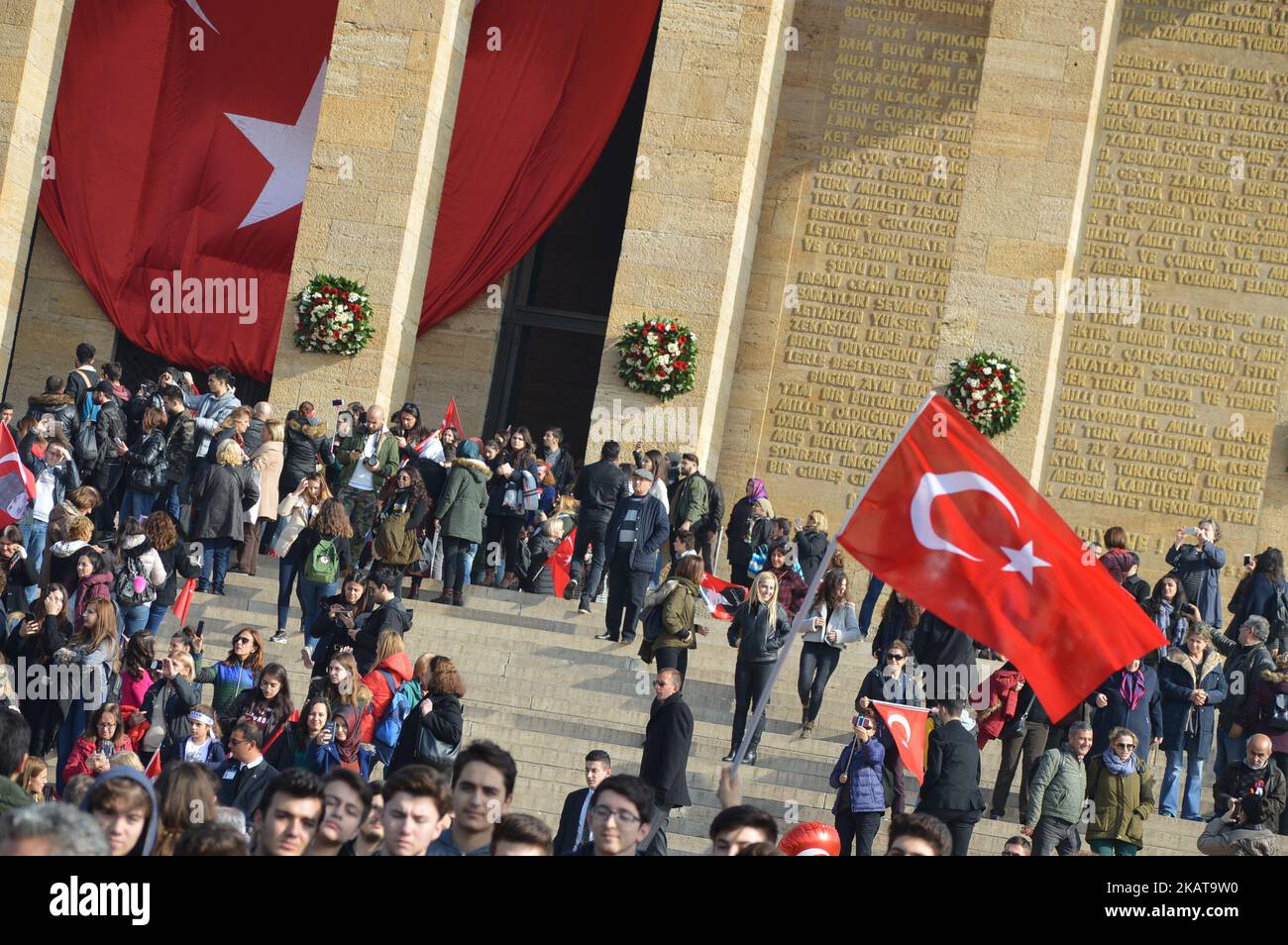 Les gens visitent Anitkabir, le mausolée du fondateur et premier président de la Turquie moderne Mustafa Kemal Ataturk, pour commémorer le 79th anniversaire de sa mort à Ankara, Turquie sur 10 novembre 2017. Les citoyens turcs commémorent l'anniversaire de la mort d'Ataturk, le héros national de la Turquie moderne, décédé il y a 79 ans, à 9 h 05 sur 10 novembre 1938 à l'âge de 57 ans. (Photo par Altan Gocher/NurPhoto) Banque D'Images