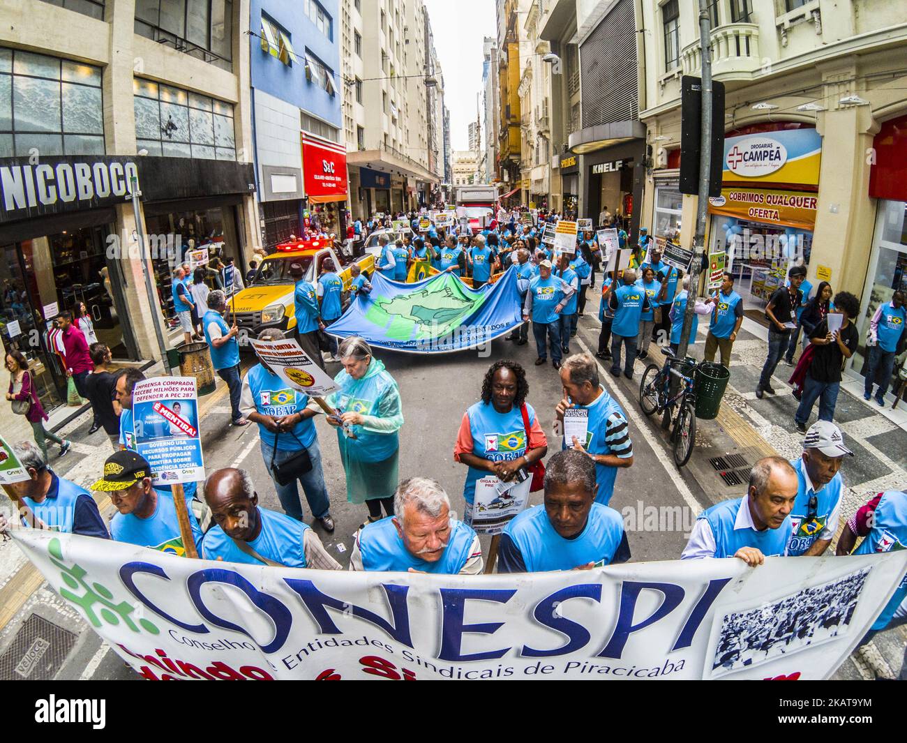 Les retraités et les travailleurs ont organisé des manifestations à 9 novembre 2017 dans la région centrale de Sao Paulo, au Brésil, pour protester contre l'entrée en vigueur de la réforme du travail et l'approbation de la réforme des retraites. (Photo de Cris Faga/NurPhoto) Banque D'Images