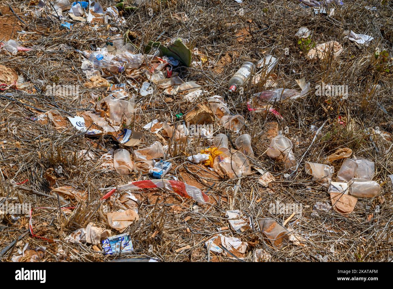 Comportement indésirable de l'homme : les déchets de bord de route se sont répandus sur le sol à côté d'une route dans le sud de l'Italie, près d'un parc national. Banque D'Images