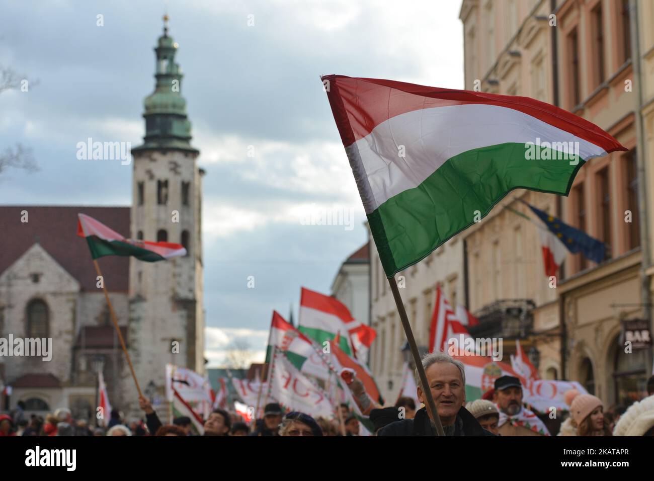 Des centaines de Hongrois participent aux célébrations de Cracovie du 11th novembre - jour de l'indépendance de la Pologne, et du 99th anniversaire de la restauration de la souveraineté de la Pologne en tant que deuxième République polonaise en 1918. Sur 11 novembre 2017 dans le château de Wawl, Cracovie, Pologne. (Photo par Artur Widak/NurPhoto) Banque D'Images