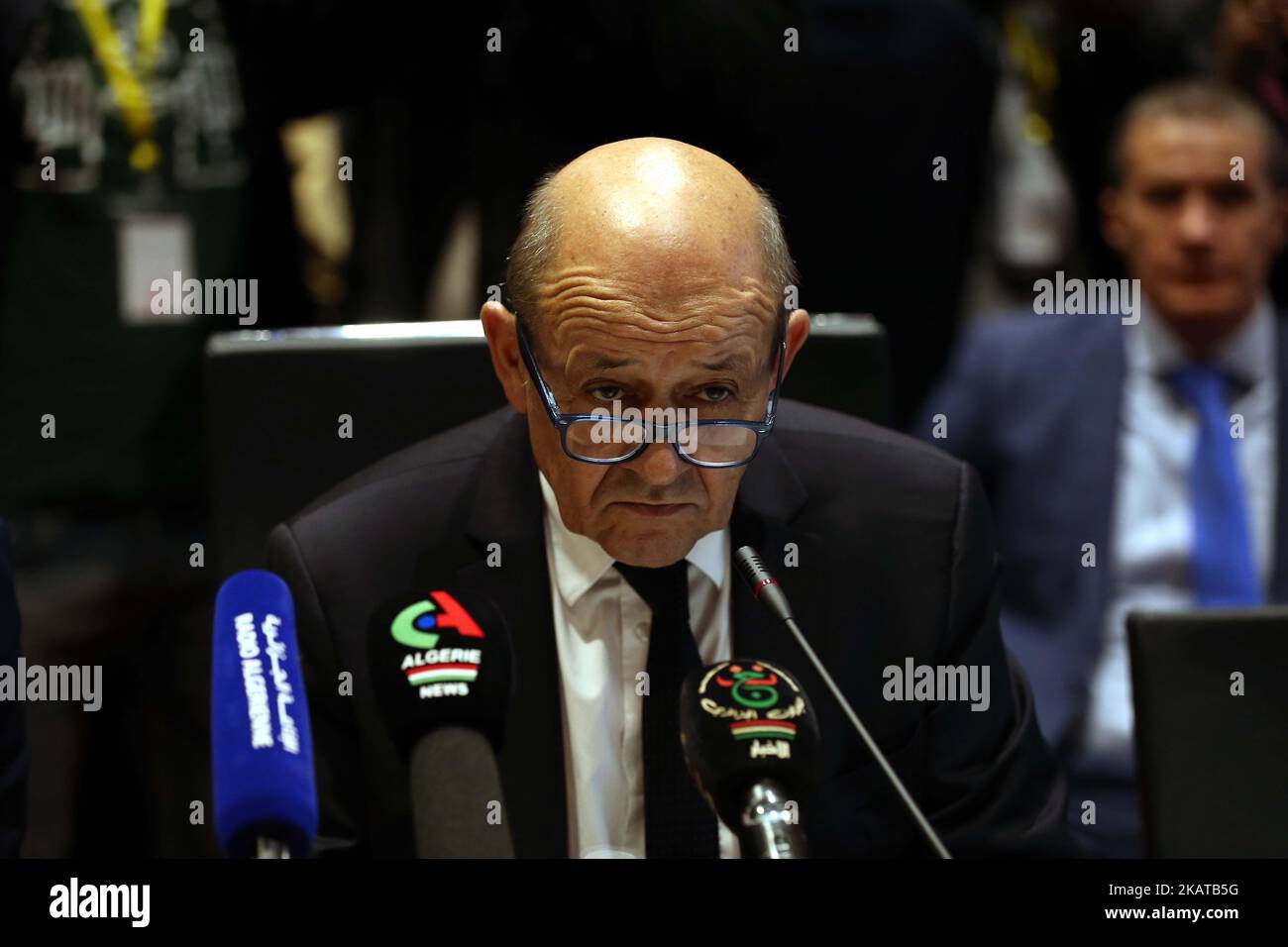 Le ministre français de l'Europe et des Affaires étrangères, Jean-Yves le Drian, assiste à la quatrième session du Comité économique mixte franco-algérien (COMEFA) au Centre international de conférences Abdelatif Rahal, dans la capitale Alger, en Algérie, sur 12 novembre 2017. (Photo de Billal Bensalem/NurPhoto) Banque D'Images