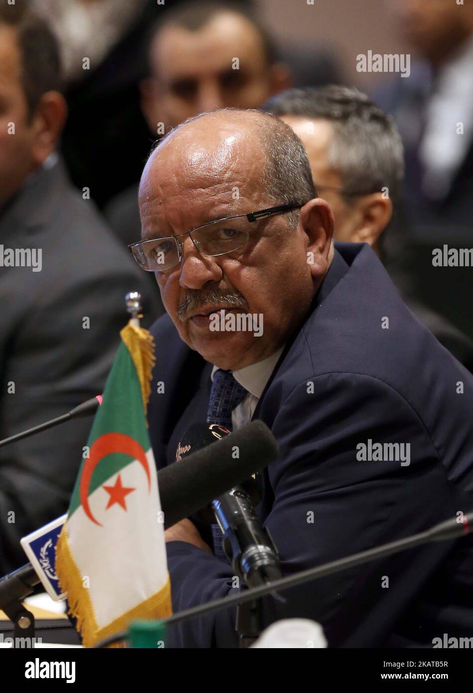 Le Ministre algérien des affaires étrangères Abdelkader Messahel assiste à la quatrième session du Comité économique mixte franco-algérien (COMEFA) au Centre international de conférences Abdelatif Rahal, dans la capitale Alger, Algérie, sur 12 novembre 2017. (Photo de Billal Bensalem/NurPhoto) Banque D'Images