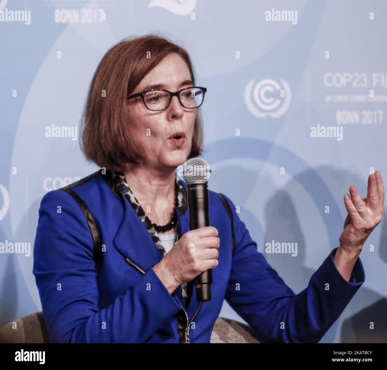 Gouverneur de l'Oregon, Kate Brown à la conférence d'une délégation de gouverneurs des États-Unis à la conférence des Fidji de COP23 à Bonn, en Allemagne, le 12th novembre 2017. COP23 est organisé par la Convention-cadre des Nations Unies sur les changements climatiques. Fidji assure la présidence de cette réunion à Bonn. (Photo par Dominika Zarzycka/NurPhoto) Banque D'Images