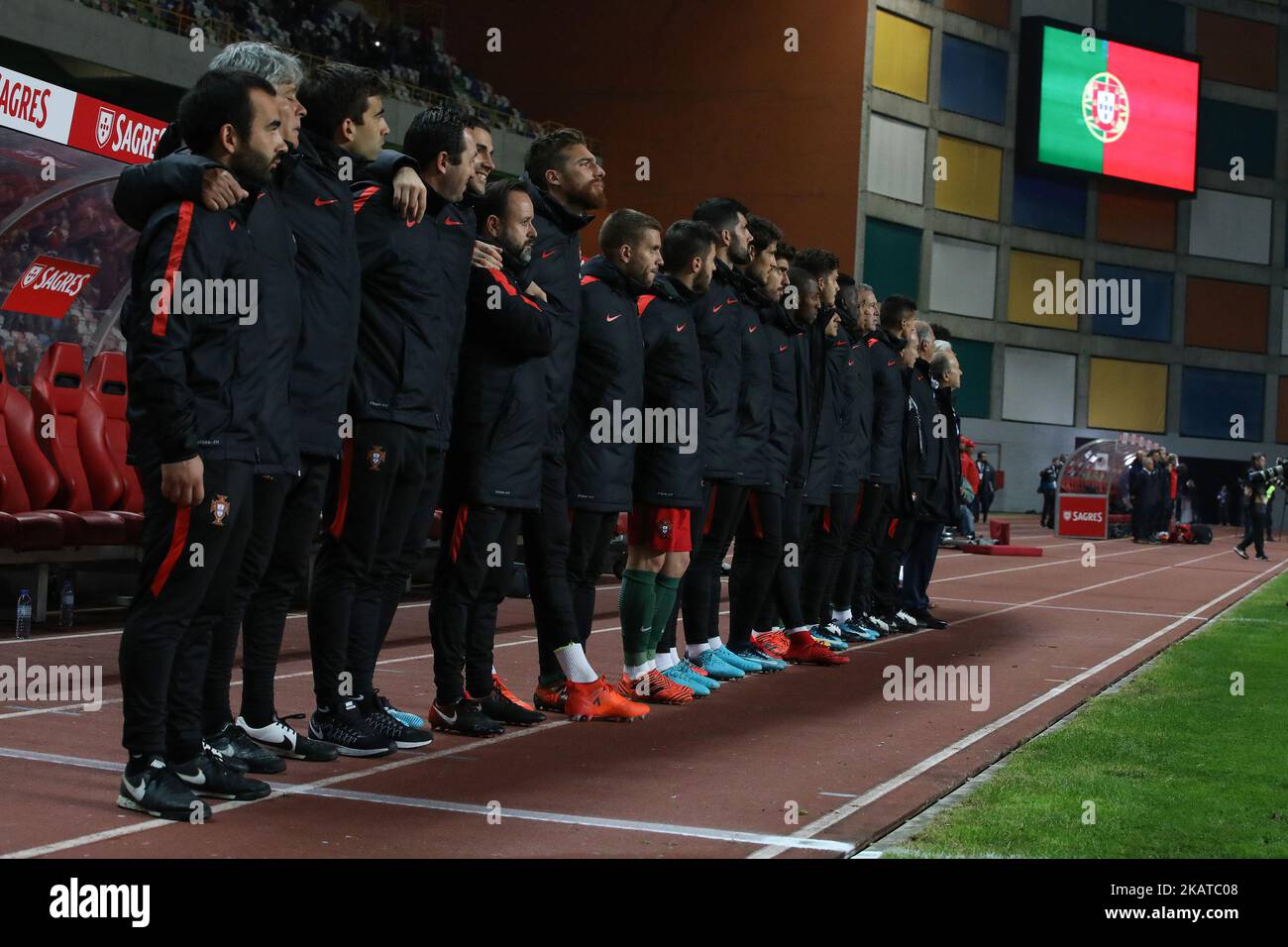 Joueurs portugais pendant l'hymne national avant le début du match entre le Portugal et les Etats-Unis d'Amérique International friendly à Estadio Municipal de Leiria, sur 14 novembre 2017 à Leiria, Portugal. (Photo de Bruno Barros / DPI / NurPhoto) Banque D'Images